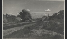 Linia obwodowa. Wiadukt powązkowski. Zdjęcie w czasie wybuchu. Rozsadzanie zniszczonych bloków. 7 sierpnia 1945 r.